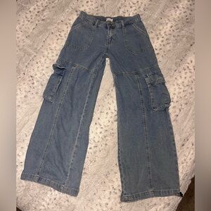 Brand Simple Society light washed cargo jeans size 0/24.